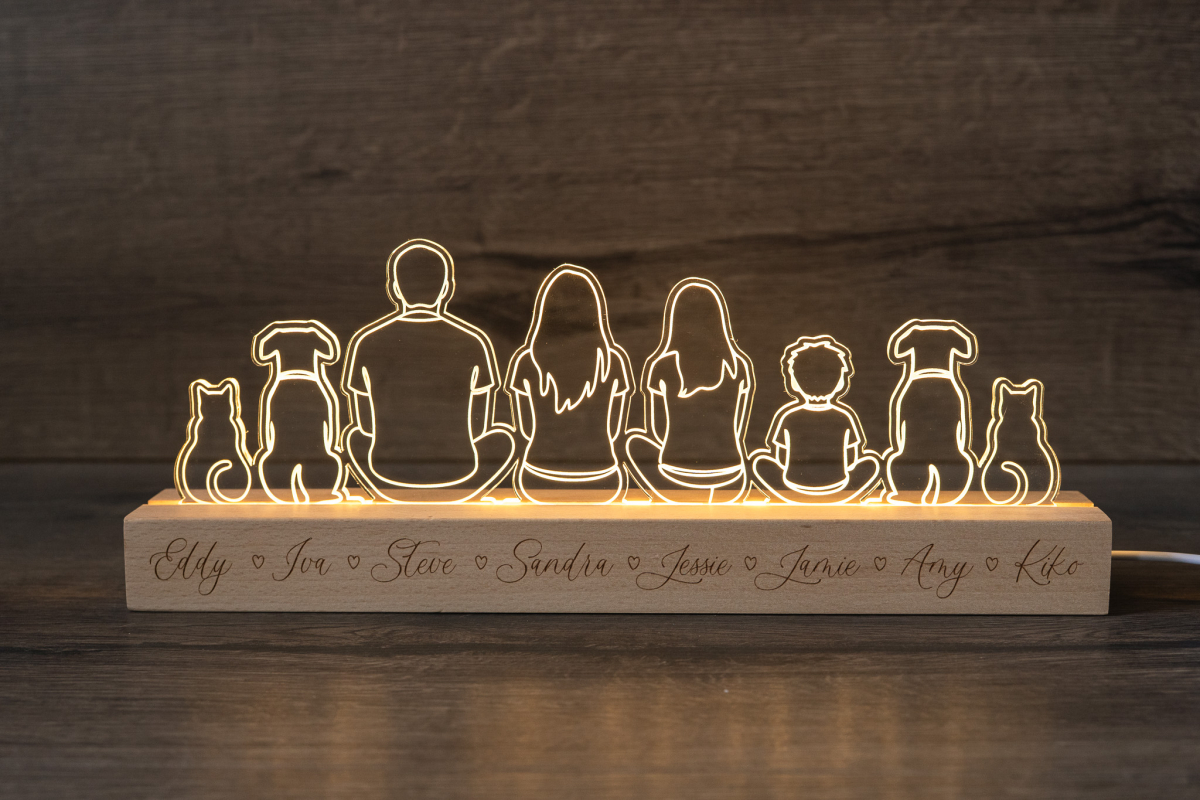 Personalisierte Familien-LED Lampe aus Acrylglas mit gravierten Namen auf Holzsockel, Familien-Silhouette mit Kindern und Haustieren, warmweißes Licht